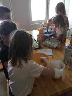 Kesäkerhossa on monenlaista mukavaa toimintaa; leivontaa, liikuntaa, leikkejä, pelejä yms.